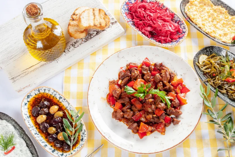 Zeytinyağı, zeytin ve sebzeli yemeklerle kurulmuş Akdeniz sofrası