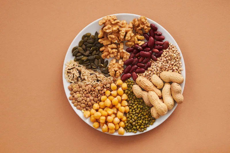 Tabakta nohut, mercimek, fasulye, ceviz, yer fıstığı ve tohumlar